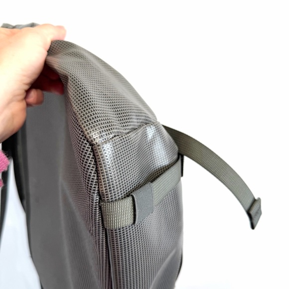 Patagonia Black Hole Mini Messenger 12L travel outdoors grey pink buckle closure - Picture 11 of 16